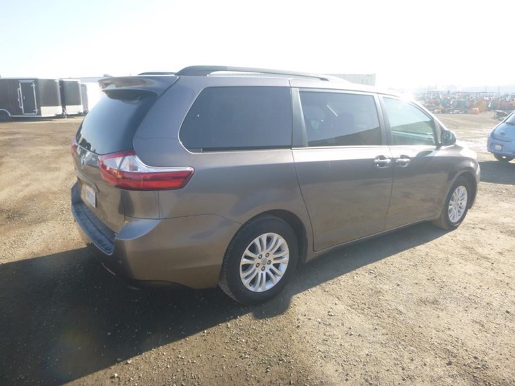 2015-toyota-sienna-image-3