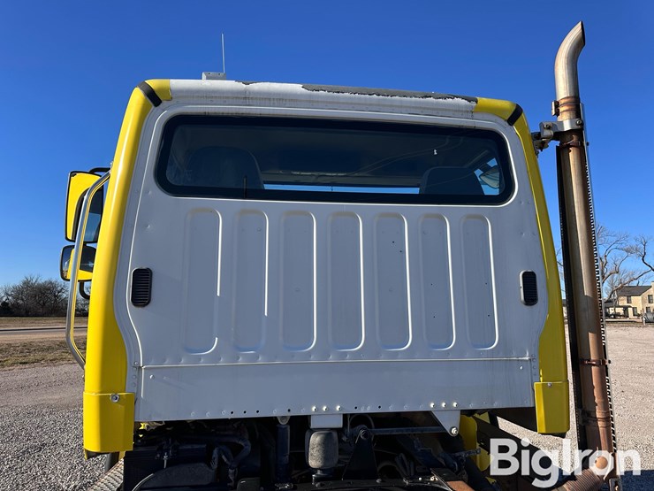 2011-freightliner-m2-106-image-19