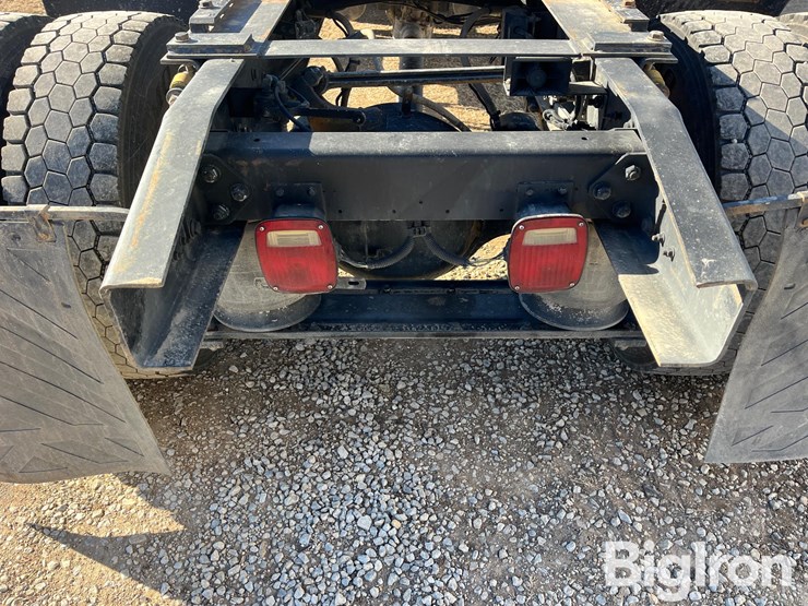 2004-freightliner-columbia-120-image-19