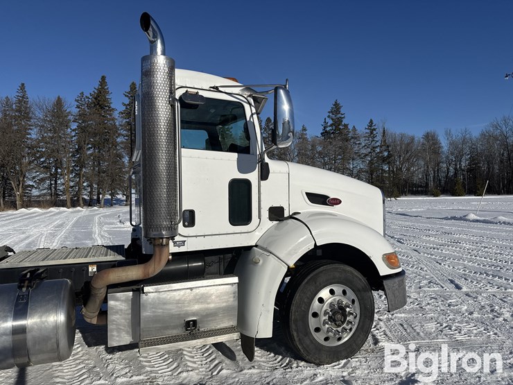 2010-peterbilt-384-image-12