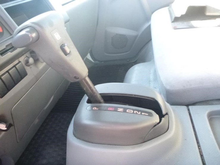 2018-isuzu-nqr-image-18