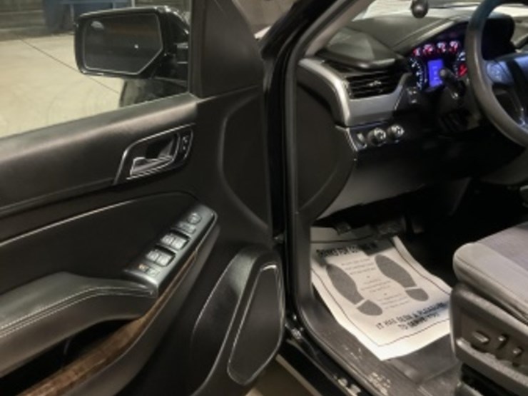 2015-chevrolet-tahoe-image-24