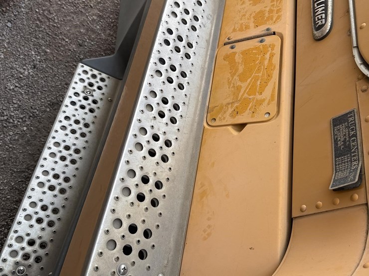 1988-freightliner-flc120-image-19