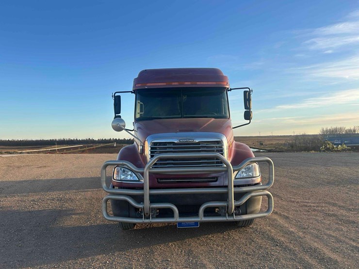 2007-freightliner-columbia-120-image-9