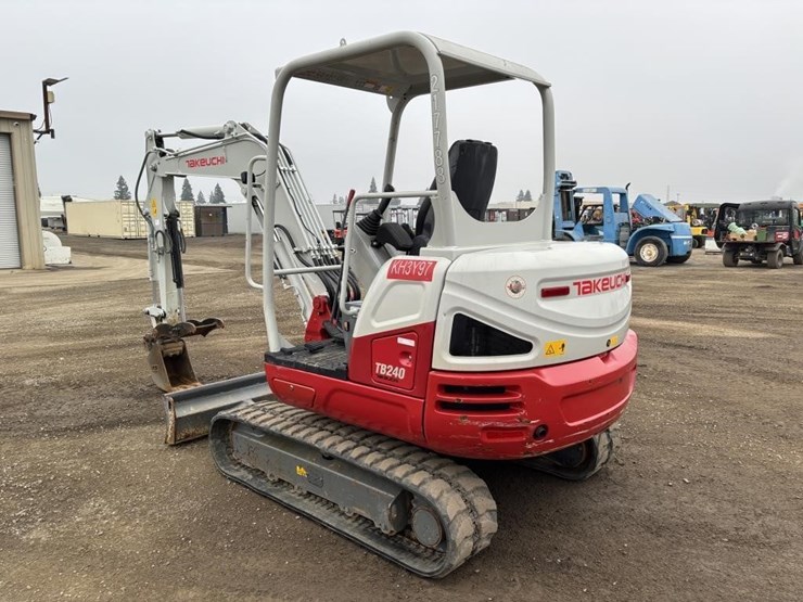 2021-takeuchi-tb240-image-4