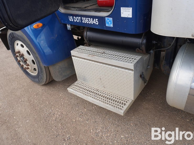 2008-peterbilt-335-image-13