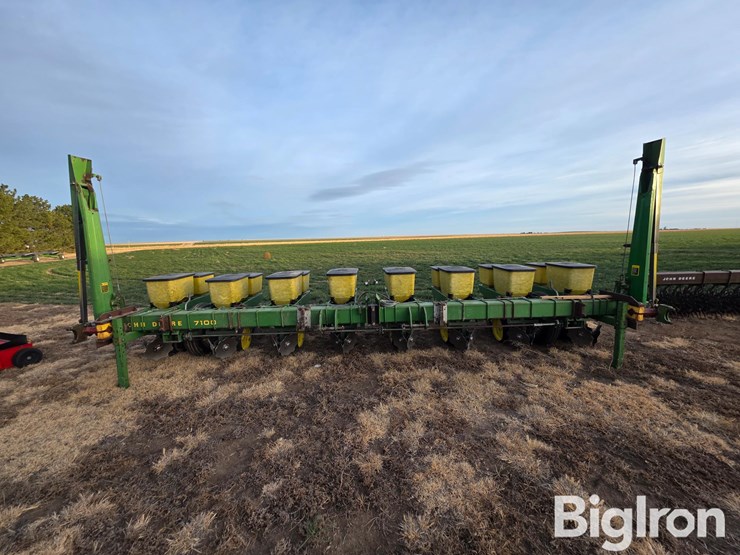 john-deere-7100-image-2