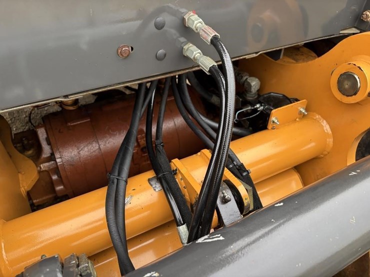 2011-case-570m-xt-image-22