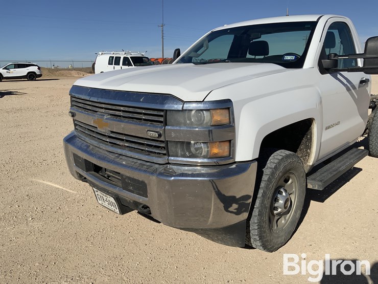 2016-chevrolet-3500-image-10