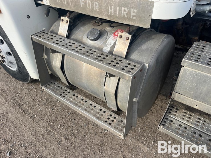 1995-freightliner-fld120-image-9