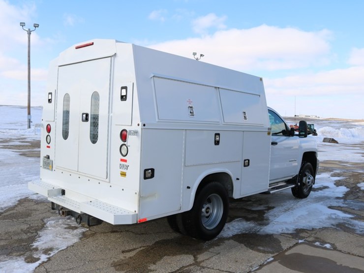 2016-chevrolet-3500-image-6