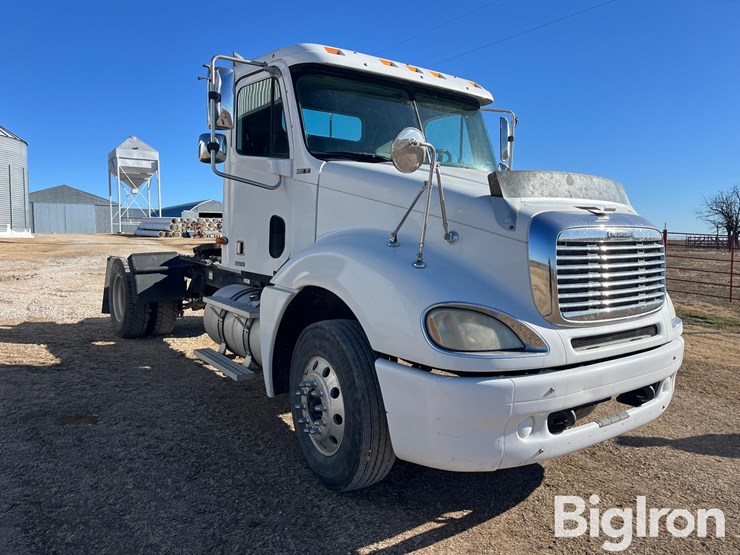 2004-freightliner-columbia-120-image-3