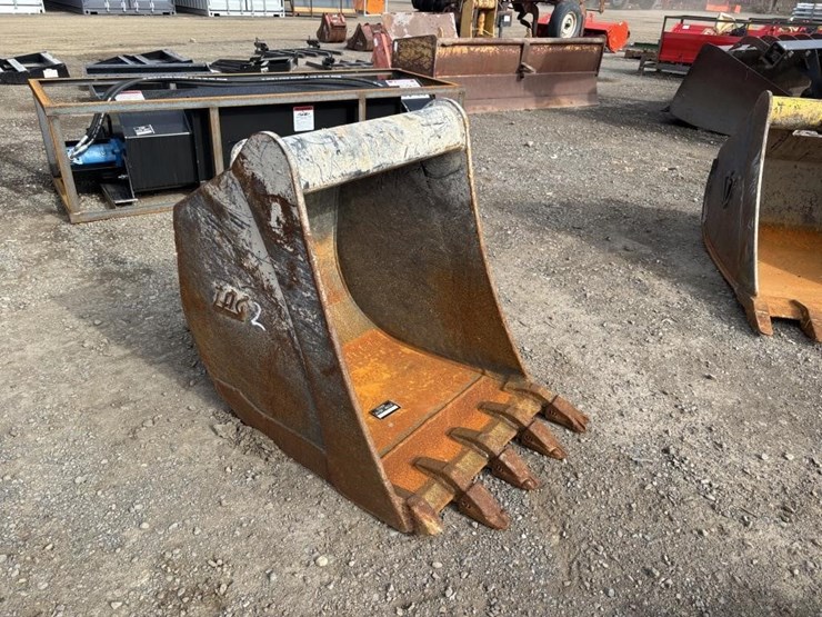 tag-24"-excavator-bucket-w/teeth-image-2