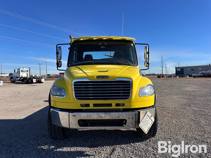2011-freightliner-m2-106-image-2