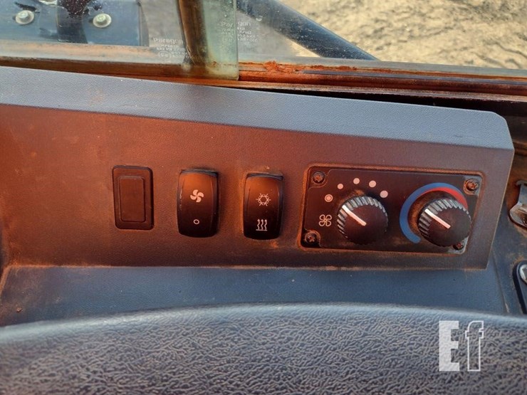 2021-deere-650k-lgp-image-12