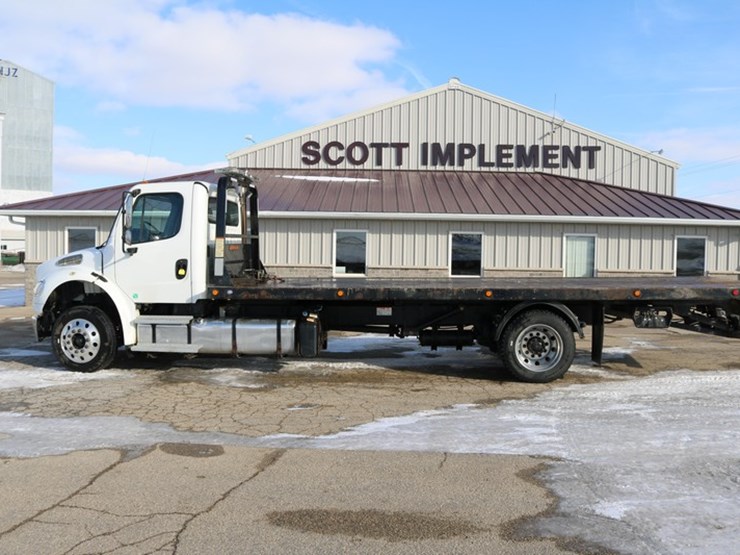 2015-freightliner-m2-106-image-1