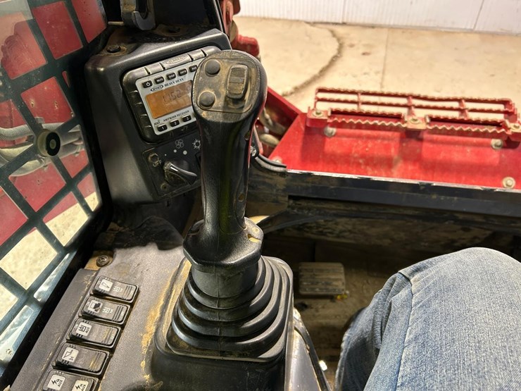 2021-takeuchi-tl12v2-image-25