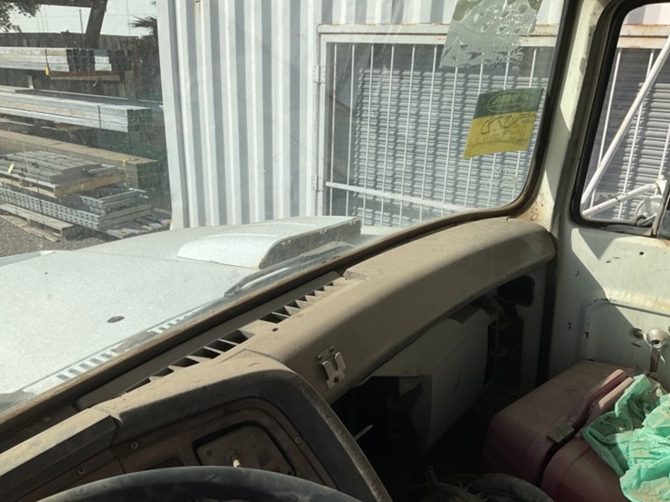 1975-ford-700-image-19