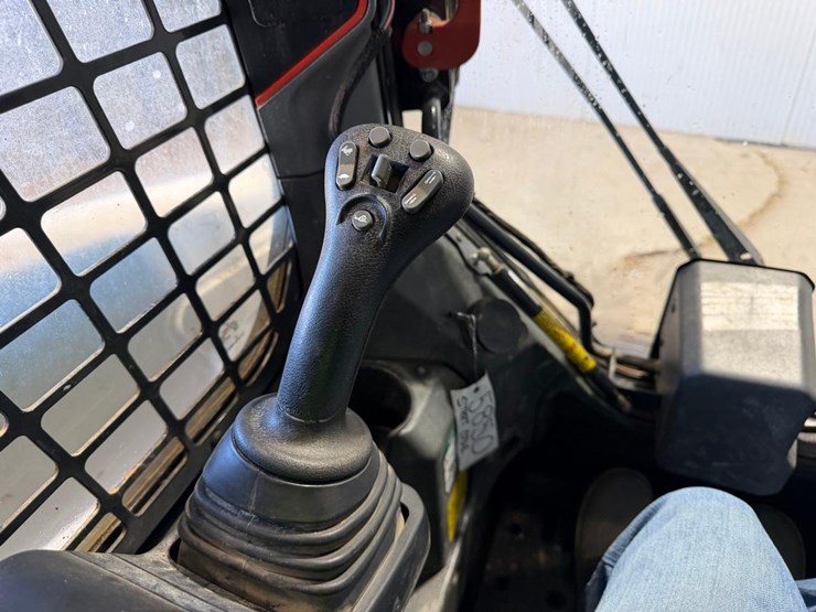 2020-bobcat-t64-image-19