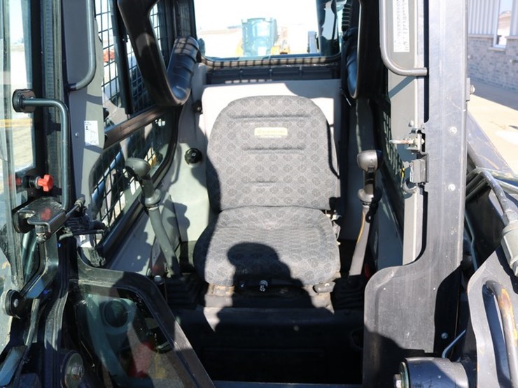 new-holland-l318-image-9