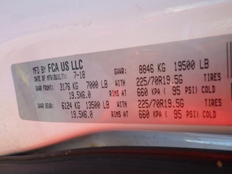 2018-ram-5500-crew-cab-flatbed-truck-image-18