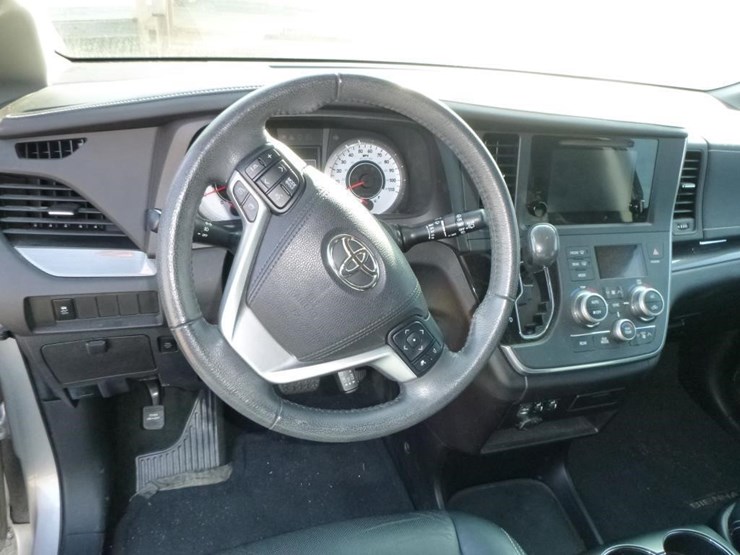 2017-toyota-sienna-image-10