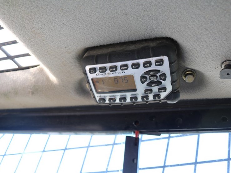 new-holland-l220-image-11