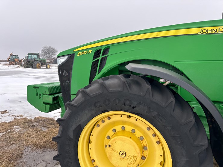 2012-john-deere-8310r-image-31