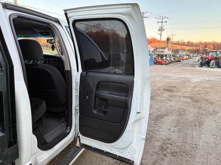 2005-dodge-2500-image-17