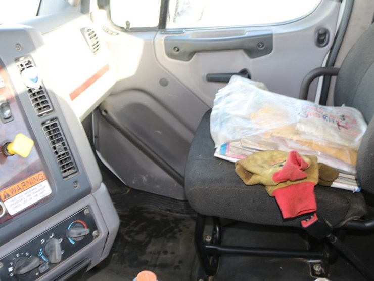 2015-freightliner-m2-106-image-16