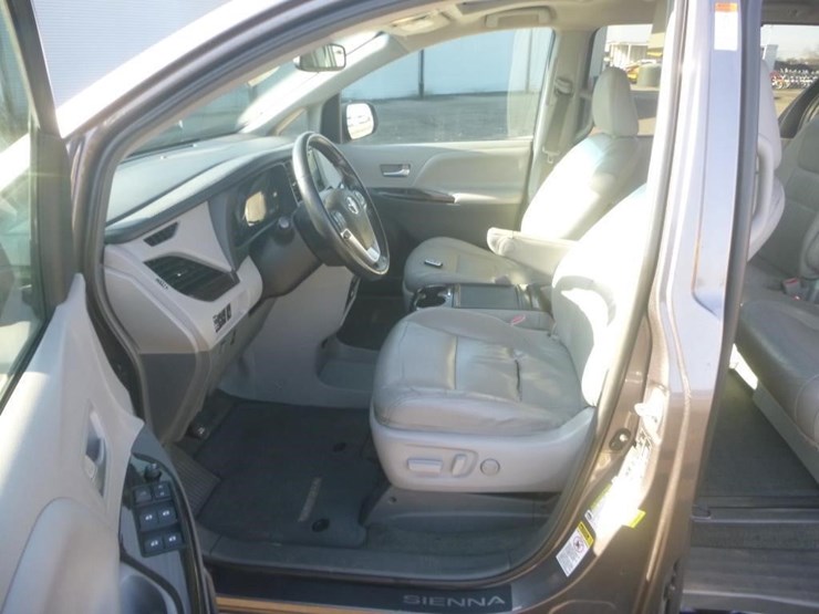2015-toyota-sienna-image-7