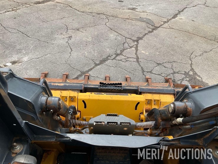 2022-deere-317g-image-41