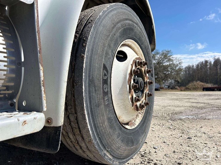 2010-freightliner-m2-106-image-41