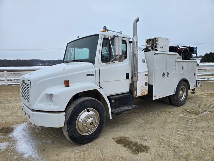 2000-freightliner-fl70-image-1