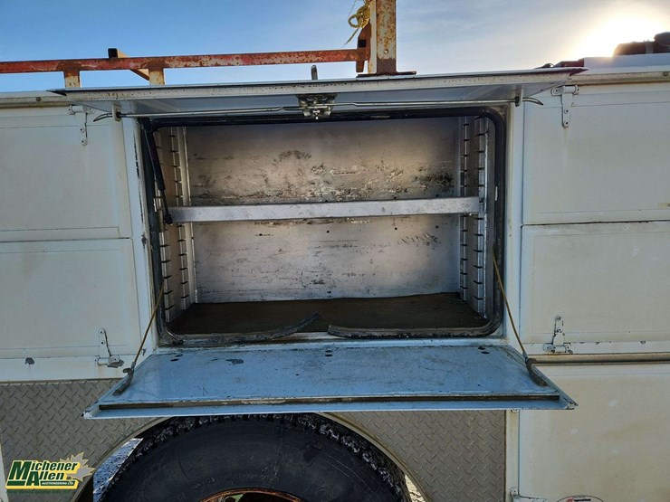 2005-freightliner-m2-106-image-33