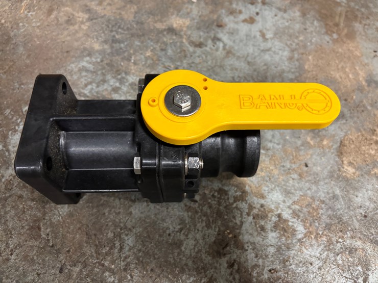 #428-•-box-of-(7)-banjo-2-in-manual-ball-valves-image-2