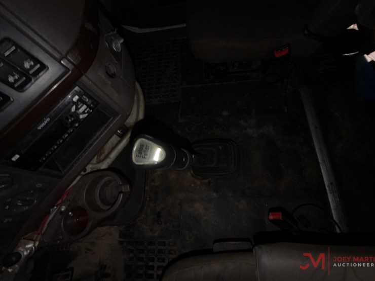 2015-volvo-sleeper-truck-tractor-image-22