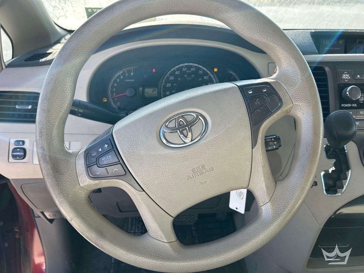 2011-toyota-sienna-image-13