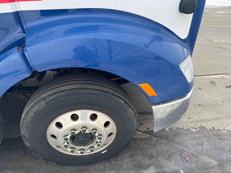 2016-peterbilt-semi-image-6