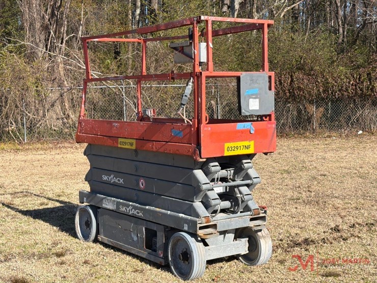 2017-skyjack-sj3226-electric-scissor-lift-image-1