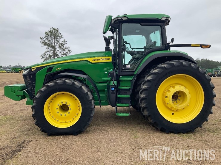 2023-john-deere-8r-370-image-2