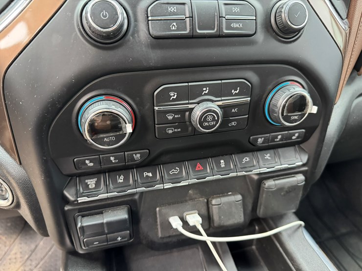 2021-chevrolet-3500hd-image-41