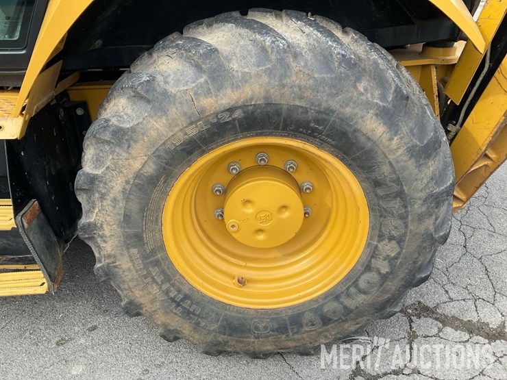 2017-caterpillar-420f2-image-24