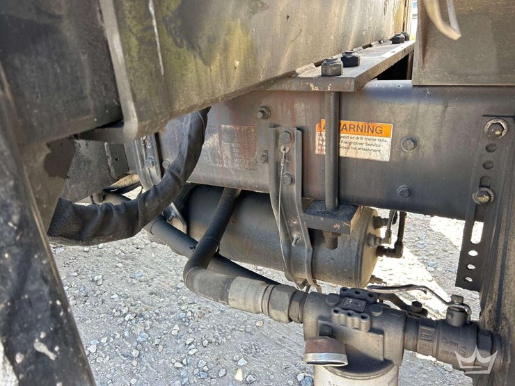 2010-freightliner-m2-106-image-31