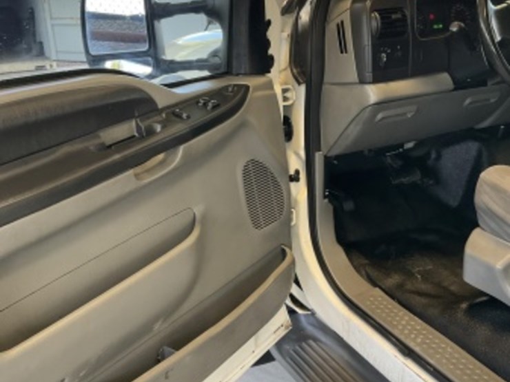 2005-ford-f550-image-26