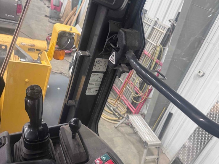 2011-deere-524k-image-14