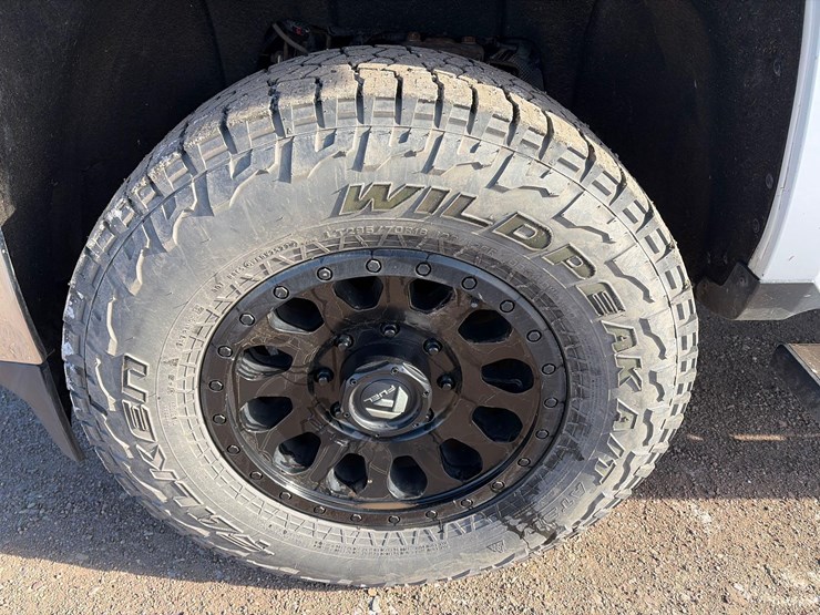 2018-chevrolet-k2500-image-17