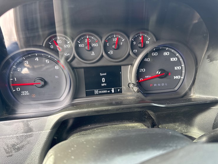 #1120-•-2019-chevrolet-silverado-4x4-crew-cab-image-24