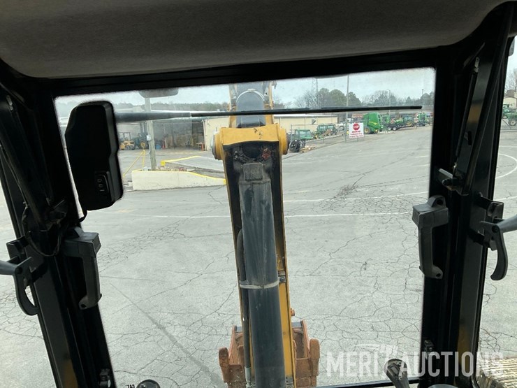 2017-caterpillar-420f2-image-59