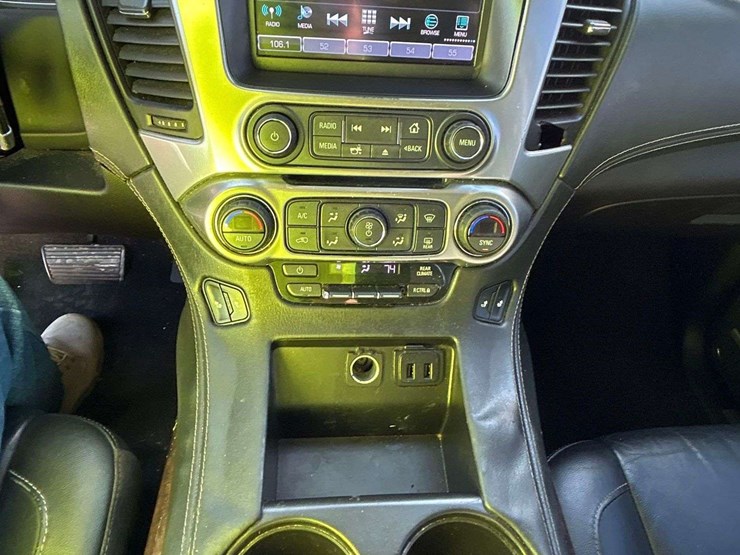 2017-chevrolet-suburban-image-18